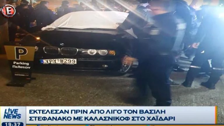 Γέμισε ο δρόμος κάλυκες – Το «γαζωμένο» αυτοκίνητο του Βασίλη Στεφανάκου [εικόνες]
